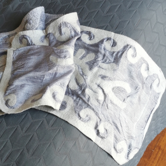 Silk and wool scarf, handcrafted in Kazakhstan from camel wool, new - Picture 3 of 3